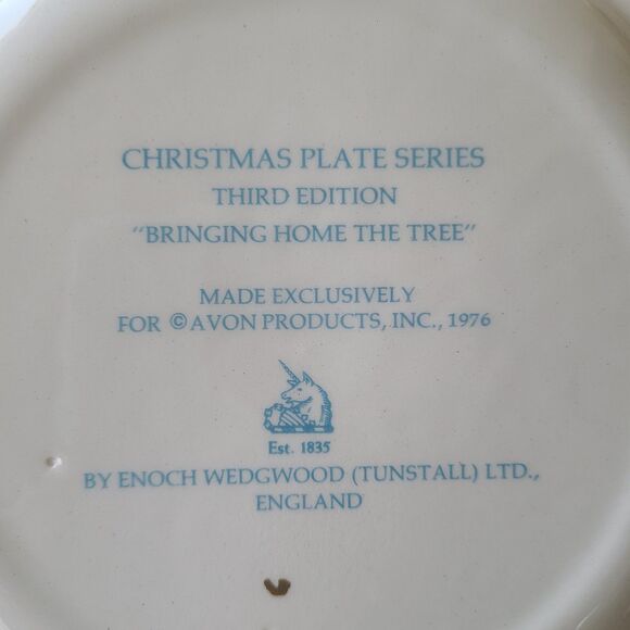 Vintage Avon Wedgwood 1976 Christmas Collectible Plate "Bringing Home The Tree" - Picture 9 of 10